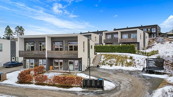 Velkommen til Kløvningsten 36 og denne romslige boligen