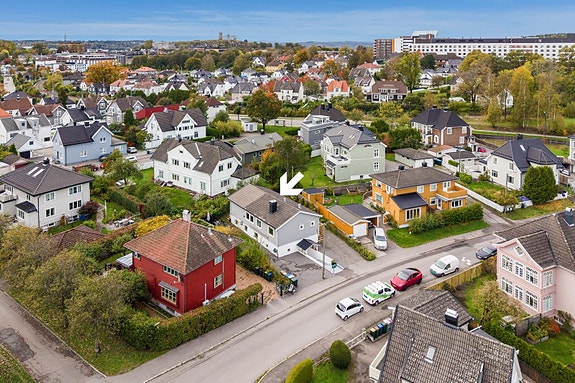 Velkommen til Larvikgaten 5 og denne strøkne hele tomannsboligen