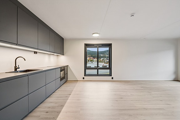 På kjøkkenet er det også plass til en hyggelig spisegruppe.