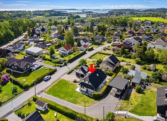 Fra boligen er det en liten spasertur til Nes småbåthavn