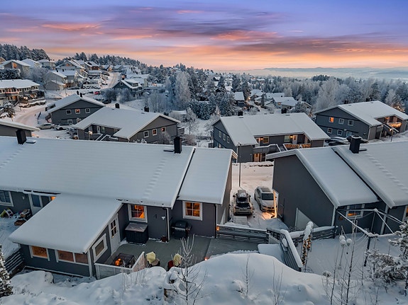 Velkommen til Rognebærlia 34 - En halvpart av tomannsbolig over to plan beliggende i en rolig blindvei med marka som nærmeste nabo.