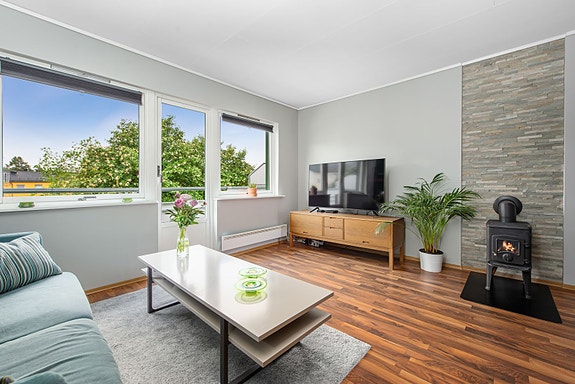 DNB Eiendom v/Espen Trana ønsker velkommen til populære Lade og Harry Borthens veg 8b - Lys og meget pen 4-roms over 2 plan med balkong - Nytt bad i 2024