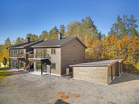 Velkommen til Utsikten!
Leiligheten er beliggende i 1. etasje på høyre side.