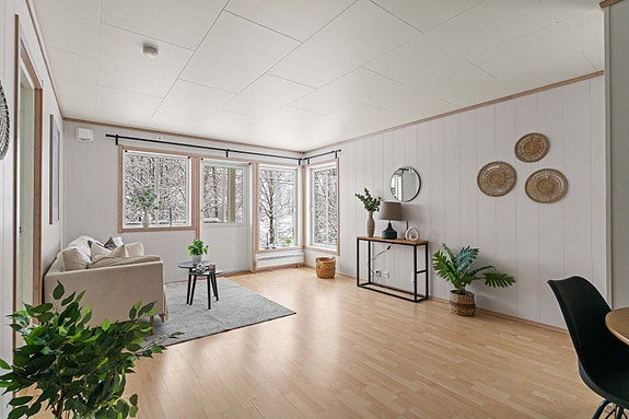 Slitesterkt laminatgulv er gjennomgående for øvrige oppholdsrom i leiligheten
