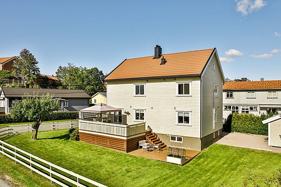 Th.Thomassens vei 15 presenteres av Amir Pedersen-Paydar i Krogsveen. Bilde tatt i 2019 som viser eiendommen sommerstid.