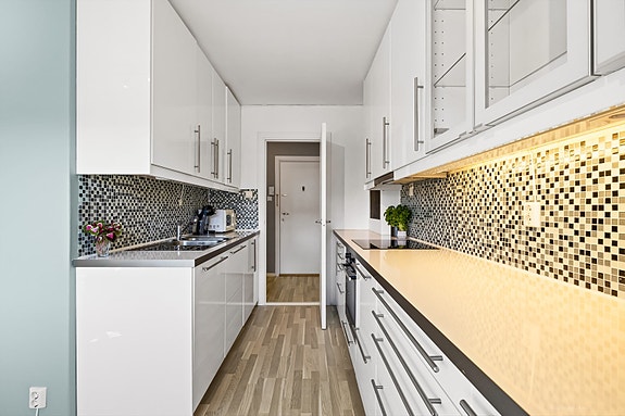 Moderne kjøkken med integrerte hvitevarer.