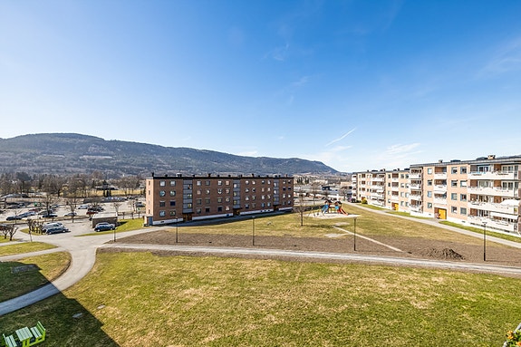 Arealene er pent opparbeidet med store grøntarealer med sittegrupper, lekeplass, plener og beplantning, og er et flott sted å tilbringe tid med familie og venner.