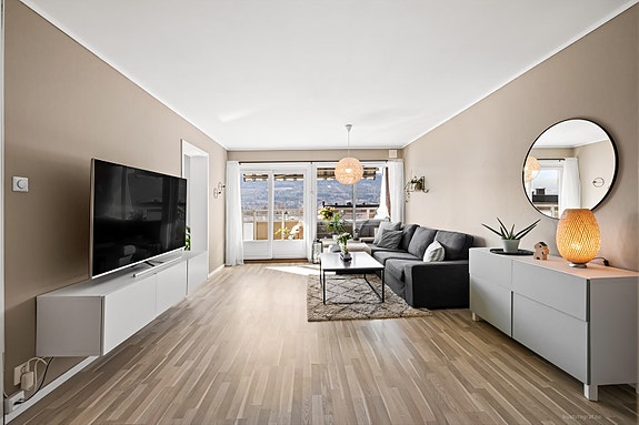 Lys og moderne stue med god plass til møblering.