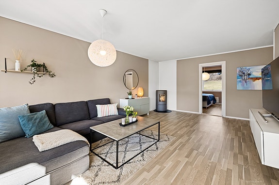 Leiligheten har en peis montert i hjørnet av stuen som varmer godt på kalde vinterdager.