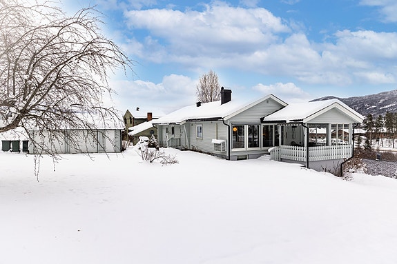 Velkommen til Lyngveien 16 - Presentert av Kristian Ruud i Eiendomsmegler 1 Modum (foto: Viken fototjenester v/Eirik Andersen)