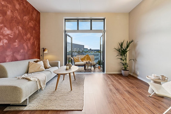 Velkommen inn i en lys og luftig stue.