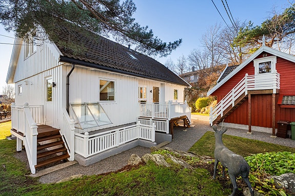 Krogsveen v/Azra Hadzic har gleden av å presentere Bordalssløyfen 15 - en sjarmerende og velholdt enebolig med flott uteareal. Foto: Hans Nøstdahl.
