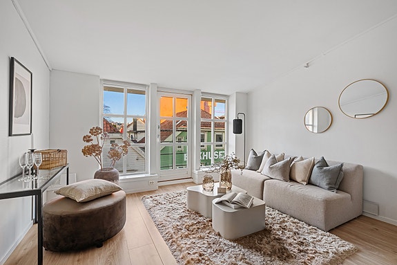 EIE Eiendomsmegling v/ Jr. Partner Håkon Hovland presenterer Kirkegata 37! (Fotograf: Arve Gravdal)