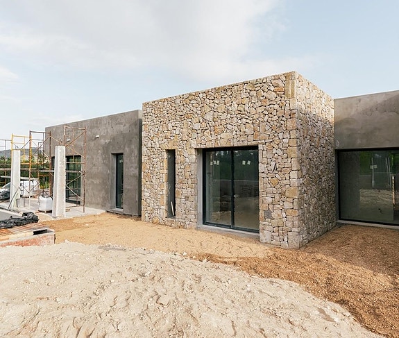 Nøkkelferdig! Ny ibiza-inspirert villa med 4 soverom - Stort uteområde med privat basseng - Parkering