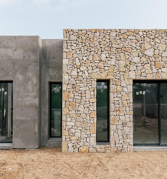 Nøkkelferdig! Ny ibiza-inspirert villa med 4 soverom - Stort uteområde med privat basseng - Parkering