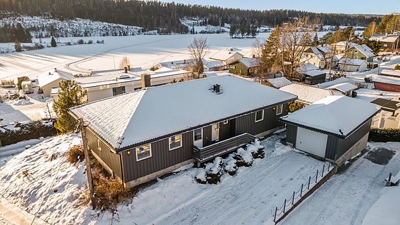 Lokalmegleren & Partners Follo ønsker deg velkommen til Borgveien 25B! Dette er en velholdt enebolig med "alt" over ett plan