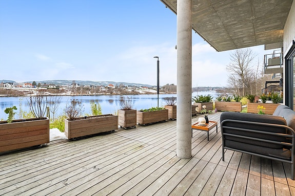 EiendomsMegler1 ved Reidun Dahl presenterer Skiensgate 60 med særdeles nydelig beliggenhet ned mot elven. Vestvendt. IN ordning. Heis og 2 parkeringsplasser i kjeller!
Foto: Inbovi