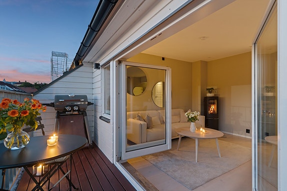 Kaja Olsen v/DNB Eiendom har gleden av å presentere en nydelig 3-roms toppleilighet over 2 etasjer med mange verdsatte kvaliteter!