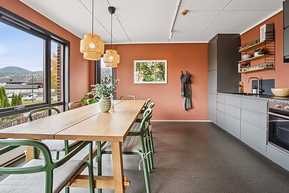 I borettslaget finnes sjarmerende fellesområder til glede for beboerne