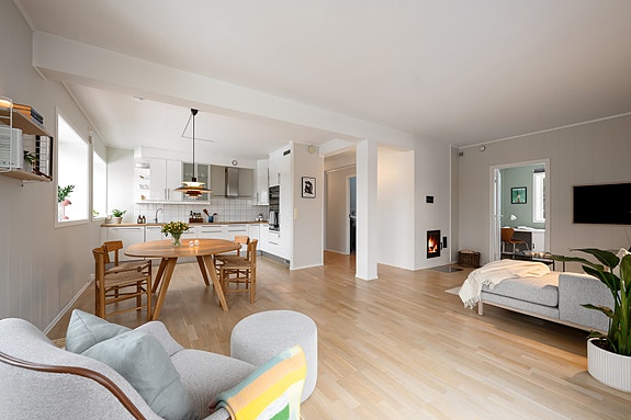 Velkommen til Vækerøveien 95, presentert av Vegar Giæver v/ EIE eiendomsmegling Røa, Skøyen og Ullern. Foto: Arne Schram.