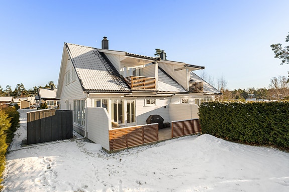 Romslig 1/2 part av tomannsbolig med fin solrik beliggenhet - Usjenert hage/uteområde