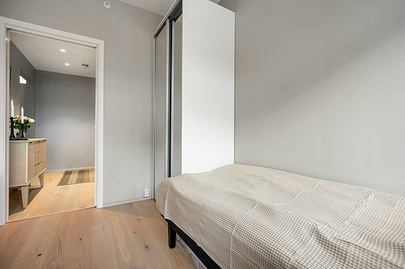 Soverom 1- adkomst fra entré.