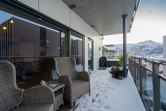 Overbygget balkong med plass til utemøbler og oppbevaring.