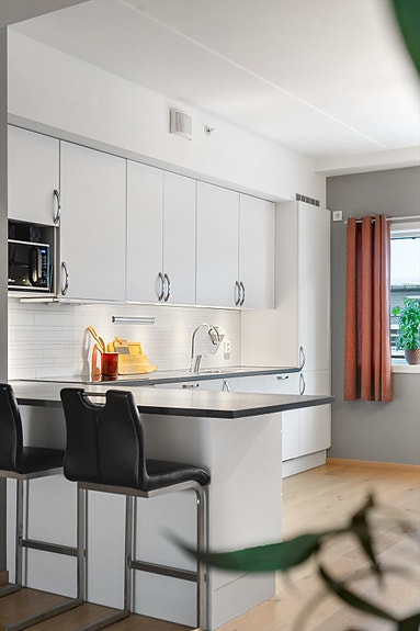 Kjøkkenøy med to sitteplasser.