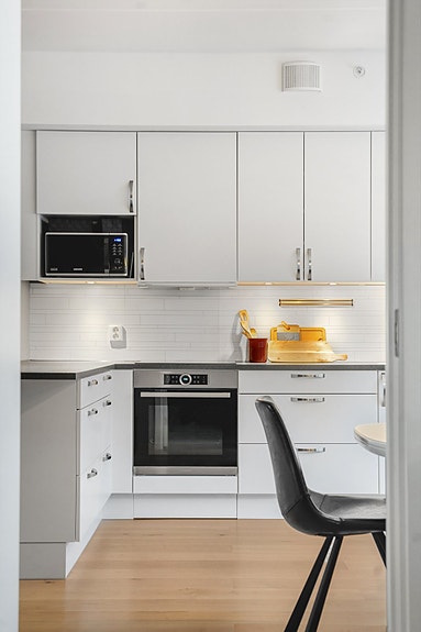 Kjøkken har integrert kjøl/fryseskap, oppvaskmaskin, induksjonstopp, stekeovn, vannstoppsystem og komfyrvakt.