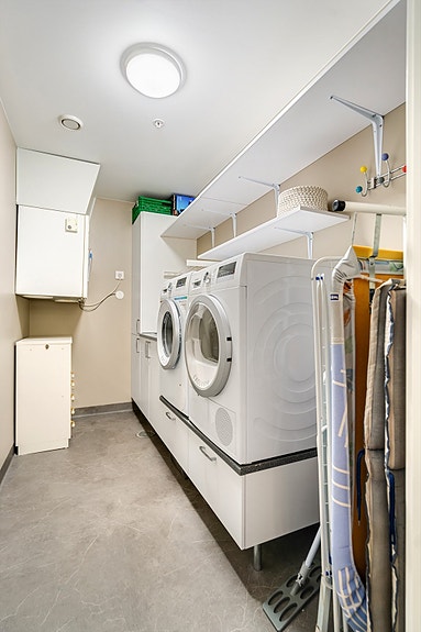 Praktisk vaskerom med gulv av vinylbelegg med elektriske varmekabler. Det er innredet med nedfelt vaskekum i stål og opplegg for
vaskemaskin.