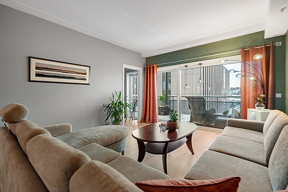 Fra stue er det utgang til balkong.