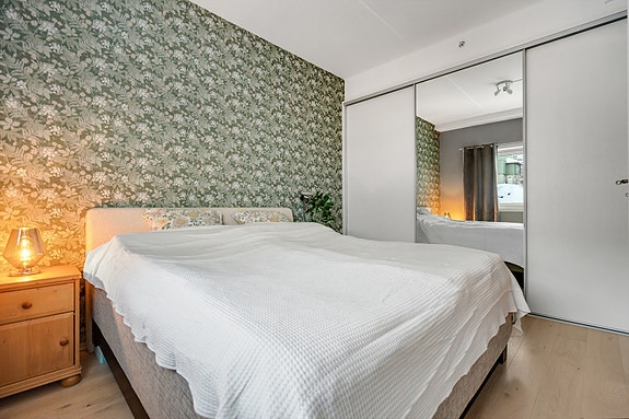 Soverom 2- Stor skyvedørsgarderobe.