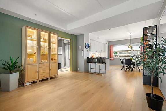 Den åpne løsningen slipper lyset inn og skaper en luftig og innbydende atmosfære.