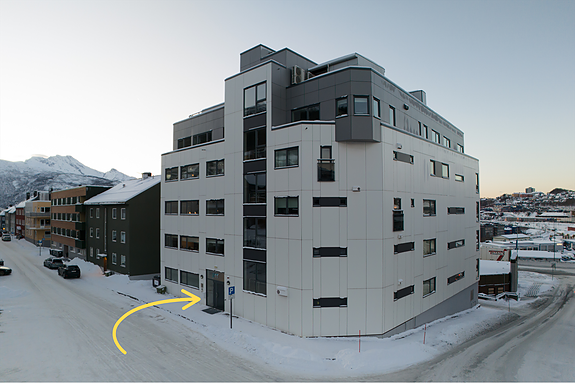 Enket adkomst med inngang på bakkeplan fra Dronningens gate.