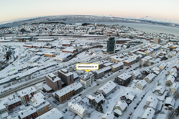 Leiligheten ligger sentralt i nedre del av Dronningens gate med gangavstand til alle byens fasiliteter.
