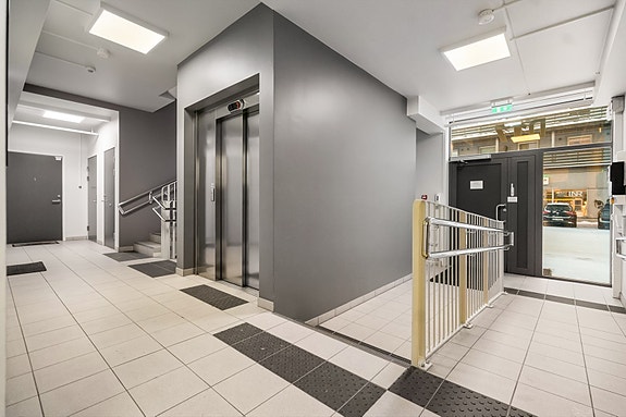 Godt tilrettelagt fellesgang, med enkel adkomst for alle.