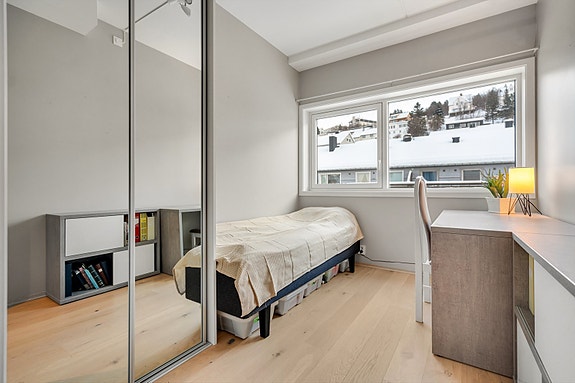 Soverom 1- plass til både seng, kontorpult, oppbevaring og garderobeskap. Store vindusflater gir god romfølelse.