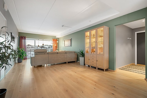 Fra entre kommer du inn i stue, alle gulv er av parkett.