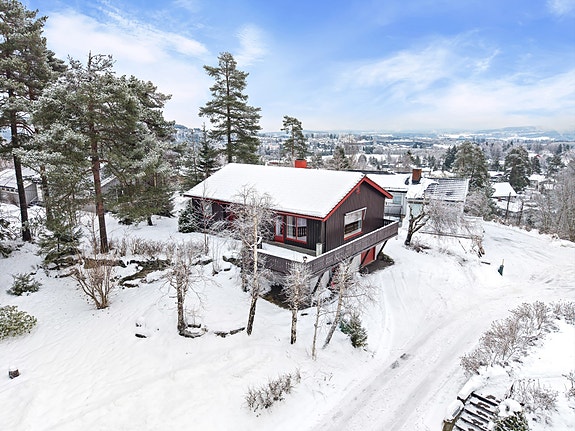 Eiendomsmegler Krogsveen v/Madeleine Johnsen Thune ønsker velkommen til Slengåsen 29