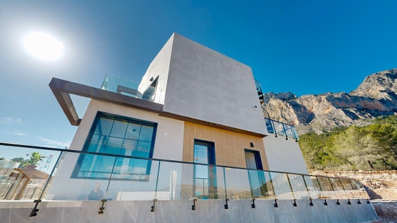 Ny moderne villa med 3 soverom og stor uteplass | Privat basseng og takterrasse