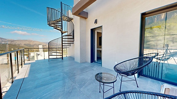 Ny moderne villa med 3 soverom og stor uteplass | Privat basseng og takterrasse