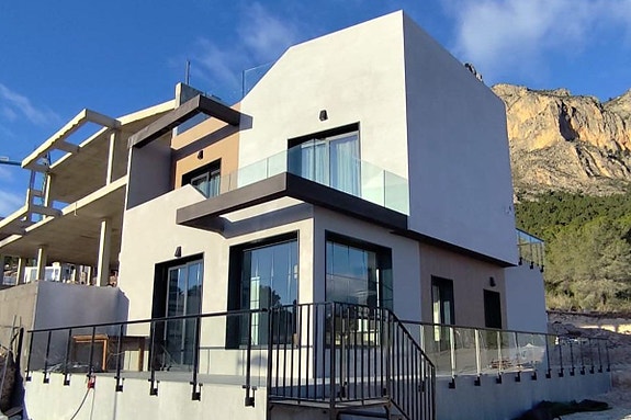 Nybygg - Romslig villa med 3 soverom og stor underetasje | Privat basseng og takterrasse