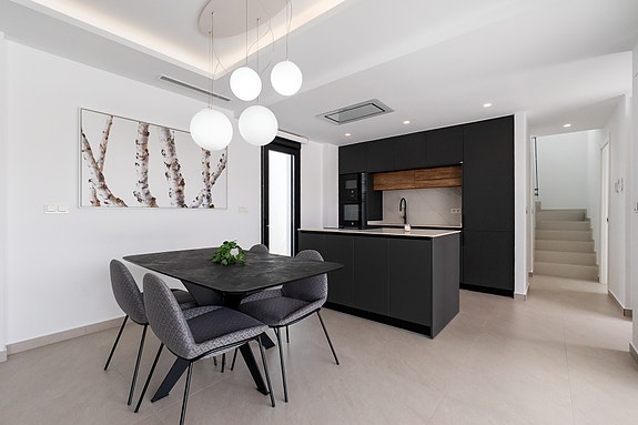 Unik villa med fantastisk uteområde | 3 soverom og 3 bad | Takterrasse og privat basseng