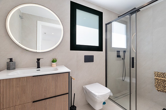 Unik villa med fantastisk uteområde | 3 soverom og 3 bad | Takterrasse og privat basseng