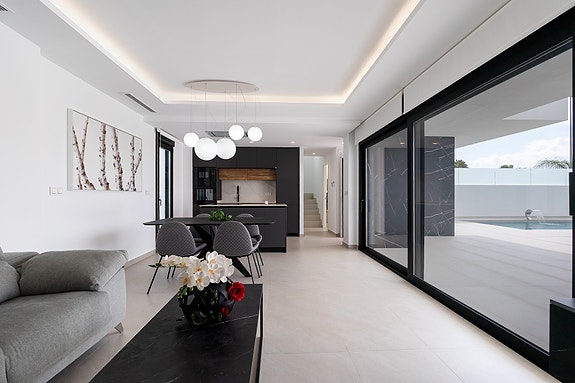 Unik villa med fantastisk uteområde | 3 soverom og 3 bad | Takterrasse og privat basseng