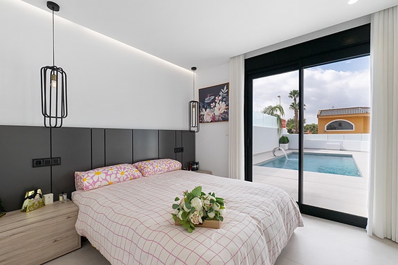 Unik villa med fantastisk uteområde | 3 soverom og 3 bad | Takterrasse og privat basseng