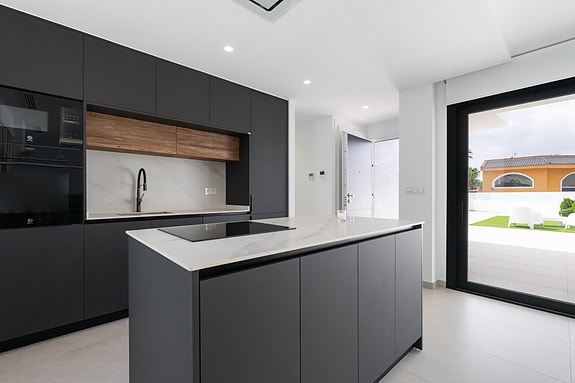 Unik villa med fantastisk uteområde | 3 soverom og 3 bad | Takterrasse og privat basseng