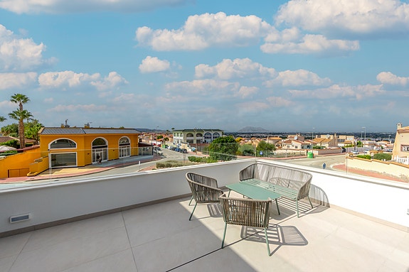 Unik villa med fantastisk uteområde | 3 soverom og 3 bad | Takterrasse og privat basseng