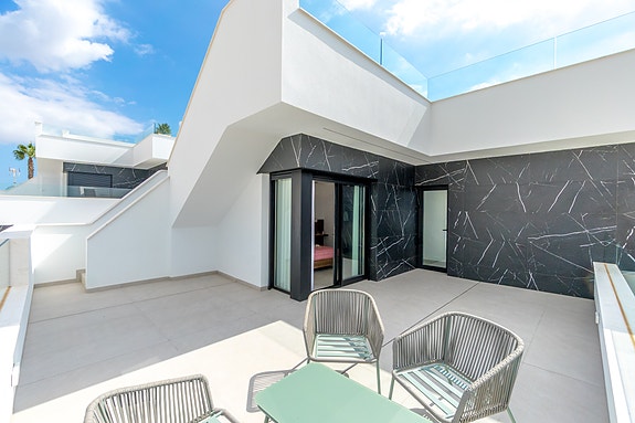 Unik villa med fantastisk uteområde | 3 soverom og 3 bad | Takterrasse og privat basseng