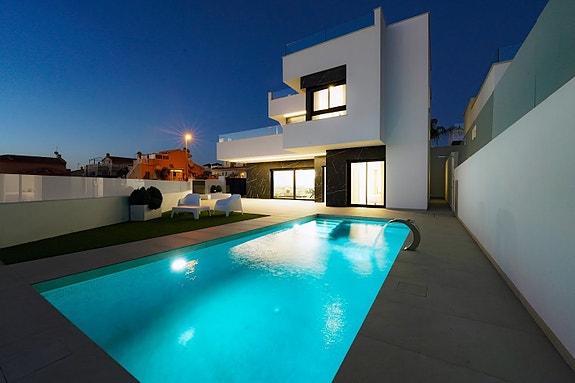 Unik villa med fantastisk uteområde | 3 soverom og 3 bad | Takterrasse og privat basseng